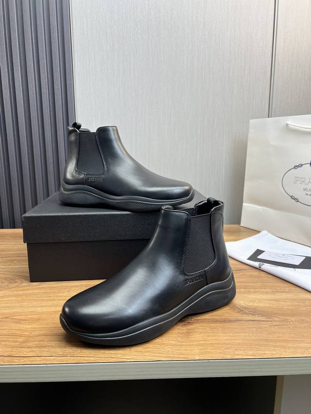 Factory Price Leather Prada * Men's Zhongbang Ankle Boots with Sleek Design, Short Boots Made in Dongguan Top Quality Goods. This leather boot is made of imported cowhide with open edges and shiny leather, with a simple and innovative style. The leat