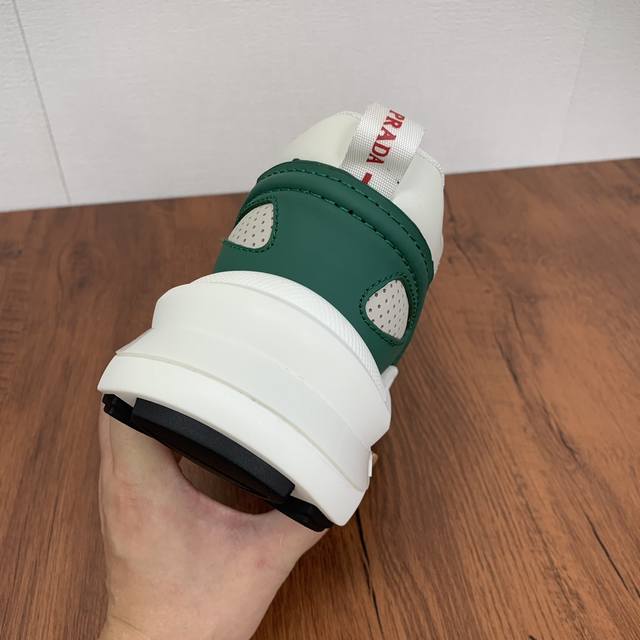 Prada men's leather casual sports shoes are a hot commodity in Dongguan! Using imported solid color calf leather with mesh cowhide upper, three-dimensional geometric segmentation, precision manufacturing, uniform stitching, clear leather texture, mul