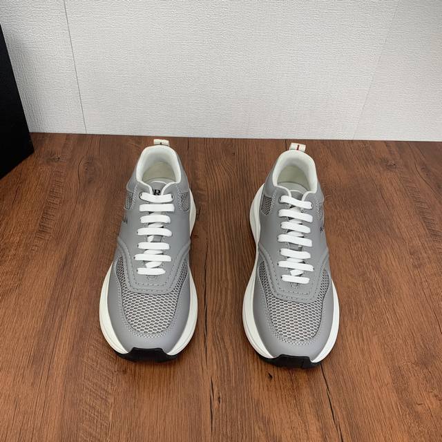 Prada men's leather mesh casual sports shoes are a hot commodity in Dongguan! Adopting imported calf leather splicing fabric mesh upper, geometric segmentation, precision manufacturing, uniform stitching, clear leather texture, fashionable and genero