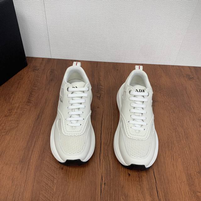 Prada men's leather mesh casual sports shoes are a hot commodity in Dongguan! Adopting imported calf leather splicing fabric mesh upper, geometric segmentation, precision manufacturing, uniform stitching, clear leather texture, fashionable and genero