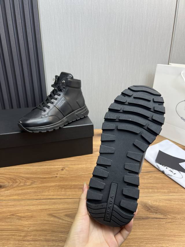 Factory price Prada new men's leather high top casual sports shoes adopt imported smooth calf leather upper with delicate, soft and glossy leather texture, classic triangular enamel metal logo embellishment, side sports shoes, low top lace up style, 