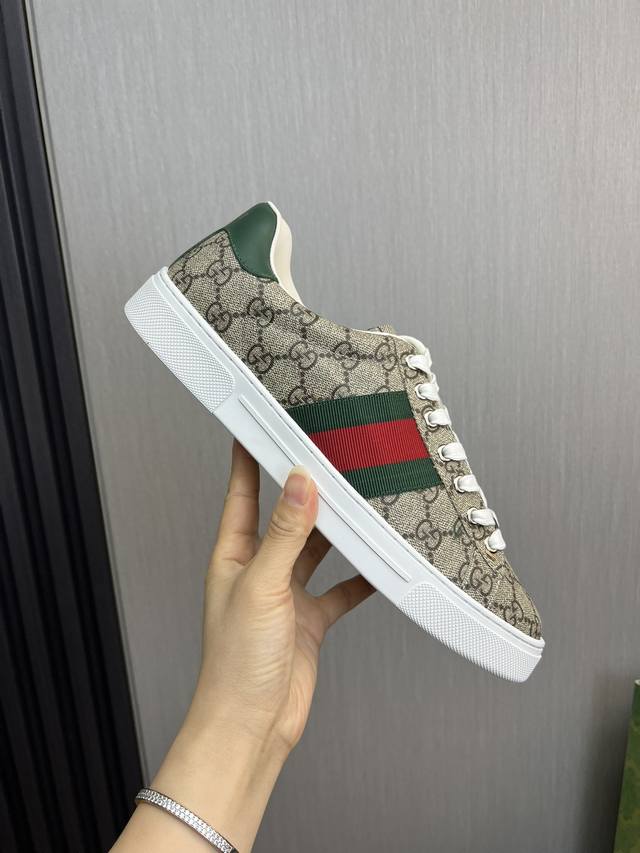 Factory price GUCCI Gucci Classic hot selling white shoes all year round. Standard sizes: women's sizes 35-40, men's sizes 38-44, women's and men's sizes 45. Customizable levels: official website. Original order quality material: original leather, or