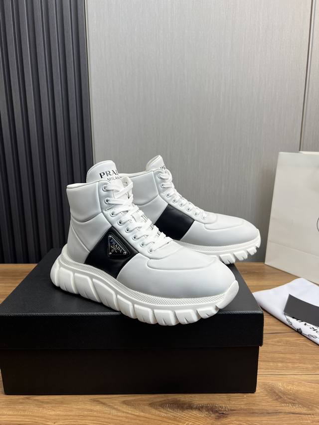 Factory price Prada new men's leather high top casual sports shoes adopt imported smooth calf leather upper with delicate, soft and glossy leather texture, classic triangular enamel metal logo embellishment, side sports shoes, low top lace up style f