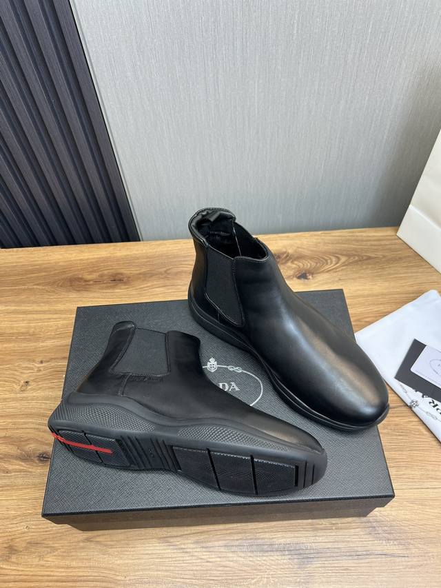Factory Price: Prada * Men's Zhongbang Ankle Boots with Sleek Design, Short Boots Made in Dongguan Top Quality Goods. This leather boot is made of imported cowhide with open edges and shiny leather, with a simple and innovative style. The leather is 