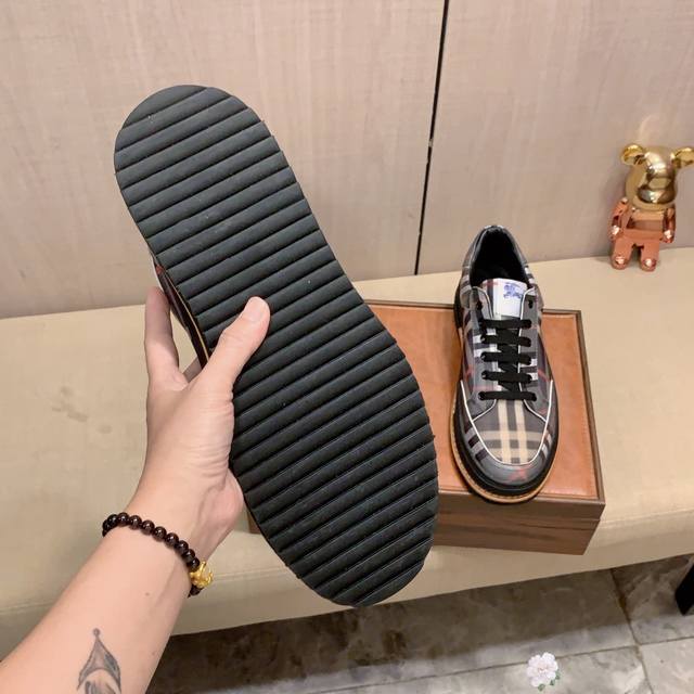 New: Factory price: Burberry's latest popular casual shoes, top brand luxury~purchasing agent, top quality~quality. The shoe upper is made of imported breathable cowhide with breathable sheepskin material, and the foot pads are finely crafted. Origin