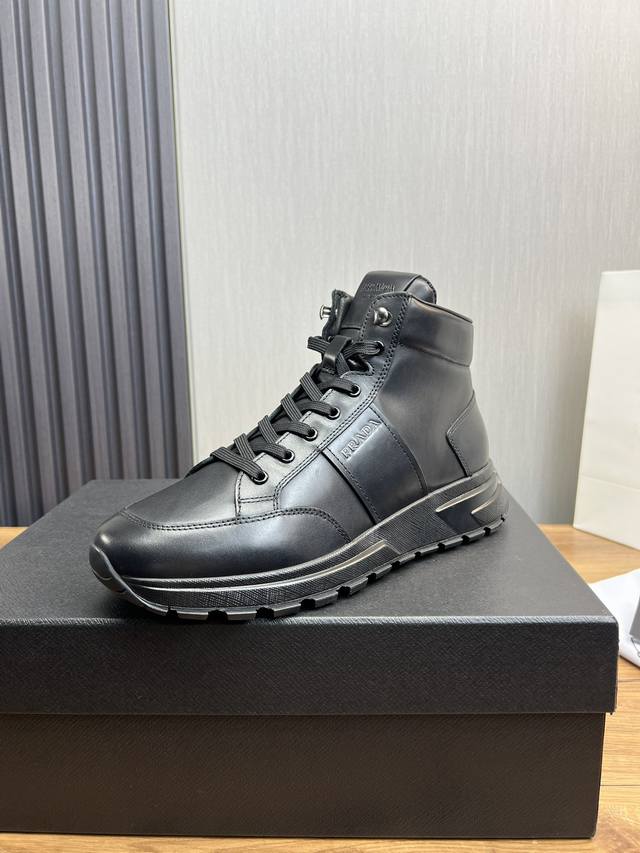 Factory price Prada new men's leather high top casual sports shoes adopt imported smooth calf leather upper with delicate, soft and glossy leather texture, classic triangular enamel metal logo embellishment, side sports shoes, low top lace up style, 