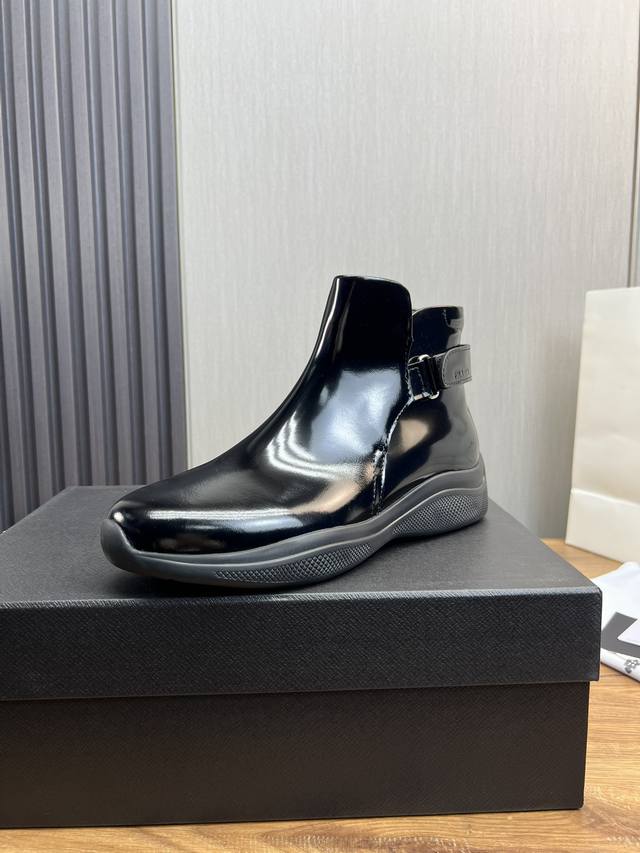 Factory Price Leather Prada * Men's Zhongbang Ankle Boots with Sleek Design, Short Boots Made in Dongguan Top Quality Goods. This leather boot is made of imported cowhide with open edges and shiny leather, with a simple and innovative style. The leat
