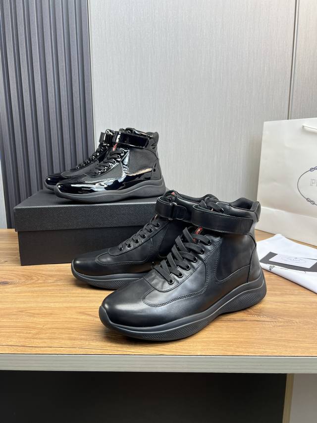 Factory price Prada * Prada men's casual lace up high top sports boots, produced in Dongguan, top of the line. Made of imported Napa cowhide, the upper of the shoe has a layered design with geometric lines and a three-dimensional effect. The side is 