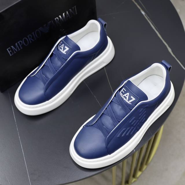 Brand: Armani ARM NI Standard Code: 38-44 45 Customization Level: Same as on official website Material: Original cowhide fabric Comfortable cowhide lining Lightweight and wear-resistant outsole Style Category: Men's fashion casual shoes Running sport