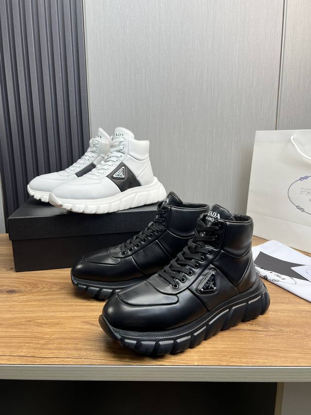 Factory price Prada new men's leather high top casual sports shoes adopt imported smooth calf leather upper with delicate, soft and glossy leather texture, classic triangular enamel metal logo embellishment, side sports shoes, low top lace up style f