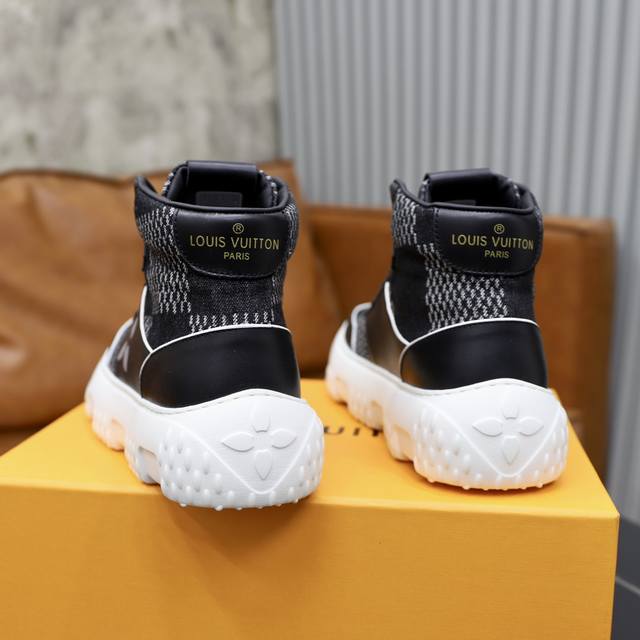 The official price of the new Louis Vuitton * L * V SPACE Lander casual shoes from LV is RMB. This casual shoe comes from the 2024 early autumn series and is made of Monoarm denim fabric. The official price of the new Louis Vuitton * L * V SPACE Land