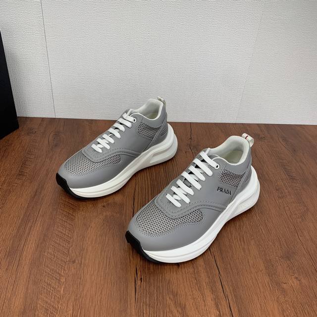 Prada men's leather mesh casual sports shoes are a hot commodity in Dongguan! Adopting imported calf leather splicing fabric mesh upper, geometric segmentation, precision manufacturing, uniform stitching, clear leather texture, fashionable and genero