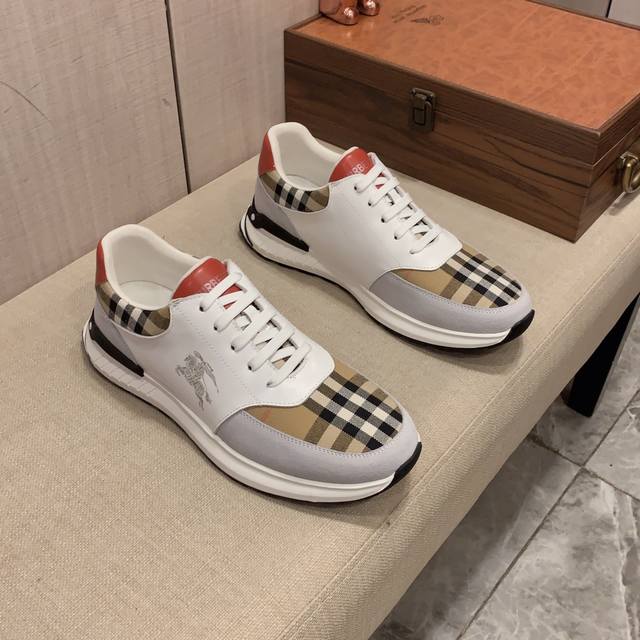 New: Factory price: Burberry's latest popular casual shoes, top brand luxury~purchasing agent, top quality~quality. The shoe upper is made of imported breathable cowhide with breathable sheepskin material, and the foot pads are finely crafted. Origin