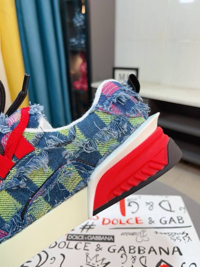 The original imported top layer cowhide and sheepskin lining of Dolce&Gabbana DG at factory price is lightweight, comfortable, versatile, and the original special outsole is highly favored by trendy men. The quality is exquisite and luxurious, exceed